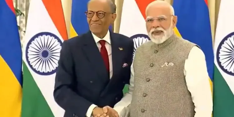 पीएम मोदी का वाराणसी दौरा, मॉरीशस के प्रधानमंत्री का किया वेलकम, दोनों के बीच हुए बातचीत