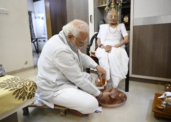 मां के निधन के बाद पीएम मोदी ने किया था ये काम, जानने के बाद मनोज मुंतशिर की आंखों में भी आ गए थे आंसू