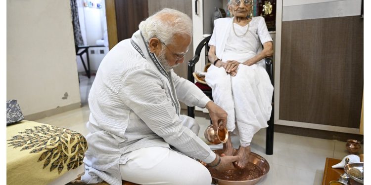 मां के निधन के बाद पीएम मोदी ने किया था ये काम, जानने के बाद मनोज मुंतशिर की आंखों में भी आ गए थे आंसू