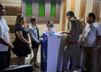5 लड़के और 6 लड़कियां… स्पा सेंटर पर पहुंची पुलिस खुद रह गई हैरान, मिला ये आपत्तिजनक सामान