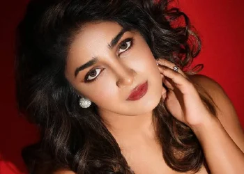 बिना कपड़ों के मेरा वीडियो….  इस फेमस एक्ट्रेस पर नौकरानी ने लगाया गंभीर आरोप, कहा- कुत्तों की तरह…!