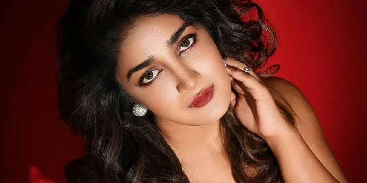 बिना कपड़ों के मेरा वीडियो….  इस फेमस एक्ट्रेस पर नौकरानी ने लगाया गंभीर आरोप, कहा- कुत्तों की तरह…!