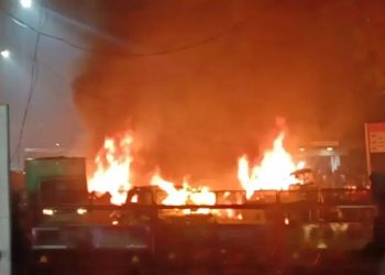 दिल्ली में लालकिले के बाहर कार में धमाका, 3-4 गाड़ियों में लगी आग, एक की मौत, 3 गाड़ियां जलीं