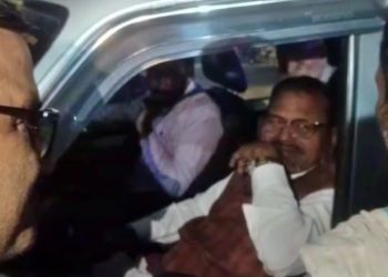 ई-रिक्शा से टकराई BJP विधायक की लाखों की कार, सड़क पर पैसे मांगने लगे नेताजी, जनता ने किया हंगामा, जानें पूरा मामला