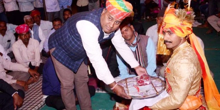 दूल्हे ने लौटाए तिलक में मिले 21 लाख, फिर दुल्हन के पिता से कह दी ऐसी बात, जीता सबका दिल