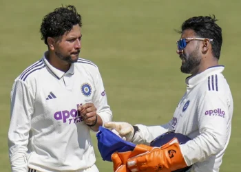 बीच मैदान पर कुलदीप यादव को बुरी तरह डांटने लगे ऋषभ पंत, भारत पर मंडराया 5 रनों के जुर्माने का खतरा