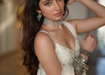 बेहद खूबसूरत हैं रणवीर सिंह से 20 साल छोटी ‘धुरंधर’ की एक्ट्रेस, आपे देखी उनकी ये तस्वीरें.?