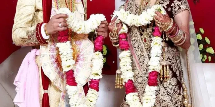 एक परिवार में तय हुई दो बहनों की शादी, फिर किसी ने दूल्हे को को भेज दी दुल्हनों की ऐसी फोटो, फिर हुआ ये