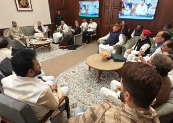 संसद में चाय पर चर्चा, पीएम मोदी-राजनाथ सिंह संग नजर आई प्रियंका गांधी, खास है ये तस्वीर