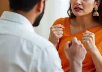 दिल्ली के ग्रेटर नोएडा में पति ने पत्नी की चाकू से हत्या की, फिर खुद फांसी लगाकर दे दी जान, जानें- पड़ोसियों ने कैसा खोला राज?