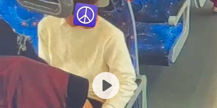 रेल के खाली कोच में कपल ने की गंदी हरकत, सीट पर करने लगे रोमांस, वायरल हुआ वीडियो