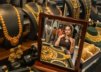 दो दिन में ₹20,000 बढ़े चांदी के रेट, सोने में भी लगी आग, जानिए कितने का मिल रहा 10 ग्राम गोल्ड