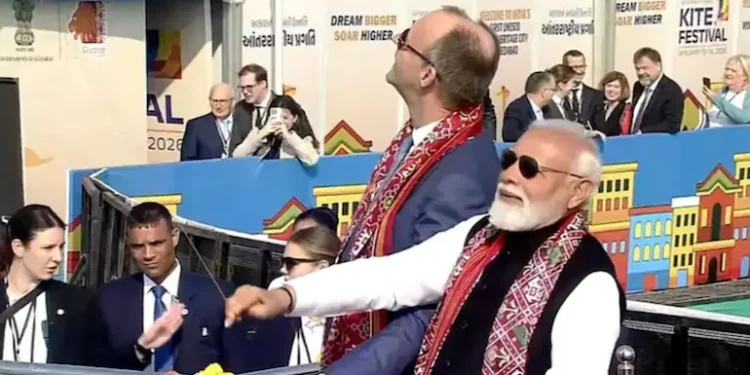 जब जर्मन चांसलर के साथ पीएम मोदी ने उड़ाई पतंग, काइट फेस्टिवल में हुए शामिल