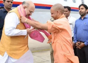 गृहमंत्री अमित शाह पहुंचे लखनऊ, यूपी दिवस समारोह में की शिरकत, सीएम योगी ने भी दी बधाई