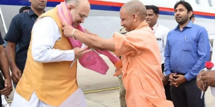गृहमंत्री अमित शाह पहुंचे लखनऊ, यूपी दिवस समारोह में की शिरकत, सीएम योगी ने भी दी बधाई