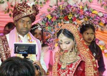 स्टेज पर थे दूल्हा-दूल्हन, हो रही थी वरमाला, आशिक ने मारी दुल्हन को गोली, देखें वारदात का LIVE वीडियो