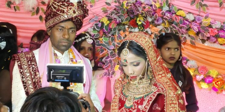 स्टेज पर थे दूल्हा-दूल्हन, हो रही थी वरमाला, आशिक ने मारी दुल्हन को गोली, देखें वारदात का LIVE वीडियो