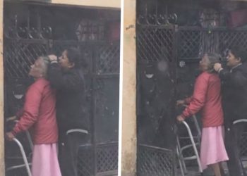 हरियाणा में बेटी बनी  हैवान, बुजुर्ग मां को बेरहमी से पीटा, लोग बोले- ये तो कलयुगी लड़की है, देखें वायरल वीडियो