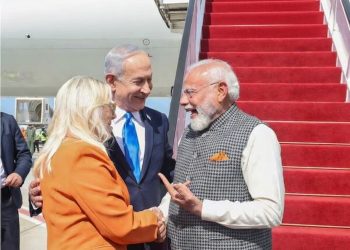 देखिए मेरी पत्नी ने क्या पहना है… जब पीएम मोदी को गले लगाकर इजरायली पीएम ने कही ये बात, ‘भगवा’ पर हुई दिलचस्प चर्चा