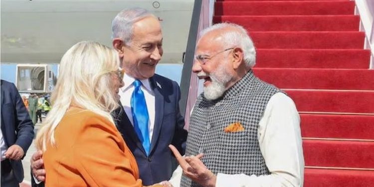 देखिए मेरी पत्नी ने क्या पहना है… जब पीएम मोदी को गले लगाकर इजरायली पीएम ने कही ये बात, ‘भगवा’ पर हुई दिलचस्प चर्चा