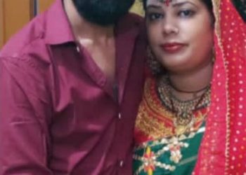 मुखौटा पहनकर घर पहुंचा पति, बॉयफ्रेंड के साथ बिस्तर पर थी पत्नी.. फिर हसबैंड ने जो किया..