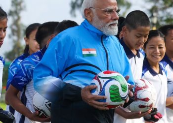 पीएम मोदी को फुटबॉल खेलता देख गदगद हुए फीफा अध्यक्ष जियानी, फोटो शेयर कर कही बड़ी बात