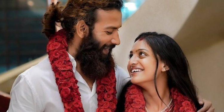 वो बाहर नहीं आ सकती… मां बनने वाली है ‘वायरल गर्ल’ मोनालिसा? MP में मचा हड़कंप