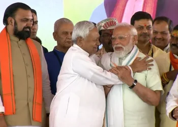 बिहार में नीतीश के बेटे समेत 32 विधायक मंत्री बने, PM मोद ने पूर्व CM नीतीश को बुलाया, हाथ पकड़कर पास लाए, नीतीश ने प्रधानमंत्री के कंधे पर हाथ रखा