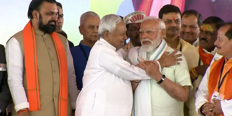 बिहार में नीतीश के बेटे समेत 32 विधायक मंत्री बने, PM मोद ने पूर्व CM नीतीश को बुलाया, हाथ पकड़कर पास लाए, नीतीश ने प्रधानमंत्री के कंधे पर हाथ रखा