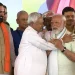 बिहार में नीतीश के बेटे समेत 32 विधायक मंत्री बने, PM मोद ने पूर्व CM नीतीश को बुलाया, हाथ पकड़कर पास लाए, नीतीश ने प्रधानमंत्री के कंधे पर हाथ रखा