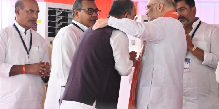 गले लगाया और पीठ थपथपाई… पटना में मंगल पांडे से ऐसे मिले गृहमंत्री अमित शाह, ‘बॉडी लैंग्वेज’ दे गई साफ संदेश