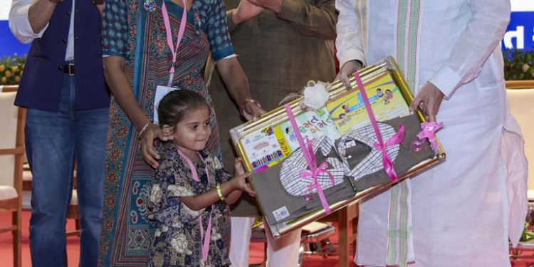 गर्भ से 18 साल तक बच्चों पर रहेगी सरकार की नजर, अमित शाह ने लॉन्च किया PM-Family Care Tracker, जानें इसके फायदे