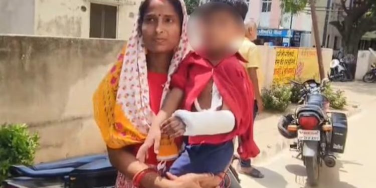 Deoria Medical College Negligence: बच्ची के दाहिने हाथ में था फ्रैक्चर, डॉक्टरों ने बाएं हाथ पर चढ़ा दिया प्लास्टर, UP में डॉक्टरों ने किया गजब कारनामा, अब होगा एक्शन.?