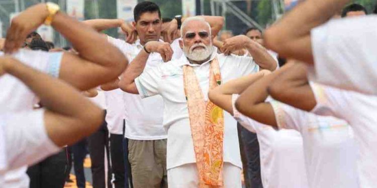 International Yoga Day 2026: योग करें 70 की उम्र में 50 जैसा दिखें… कोलकाता में पीएम मोदी ने किए 5 आसन, फिट रहने का संदेश भी दिया
