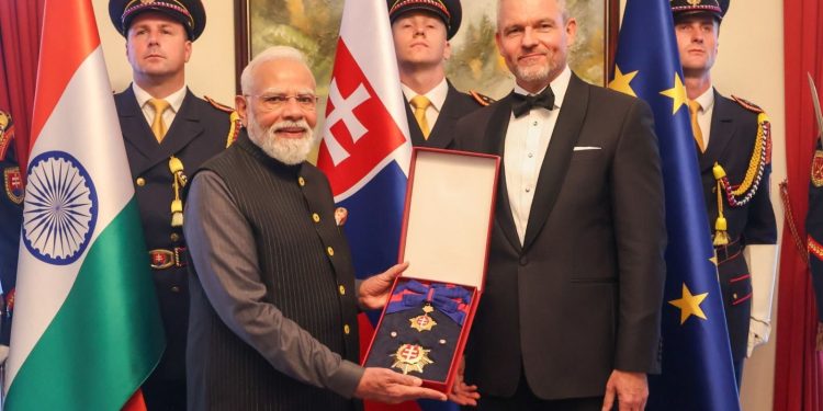 PM Modi Slovakia Highest Civilian Award: स्लोवाकिया के सर्वोच्च नागरिक सम्मान से सम्मानित हुए प्रधानमंत्री मोदी, इन 11 अहम समझौतों पर हुए साइन