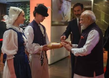 PM Modi Slovakia Visit: स्लोवाकिया में ‘ब्रेड और नमक’ से हुआ पीएम मोदी का स्वागत, 33 साल बाद भारतीय प्रधानमंत्री की ऐतिहासिक यात्रा