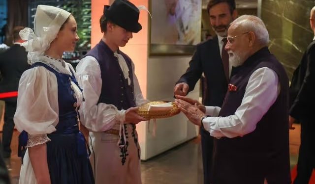 PM Modi Slovakia Visit: स्लोवाकिया में ‘ब्रेड और नमक’ से हुआ पीएम मोदी का स्वागत, 33 साल बाद भारतीय प्रधानमंत्री की ऐतिहासिक यात्रा
