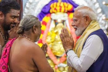 सेशेल्स में पीएम मोदी ने की भारतीय समुदाय से मुलाकात, गणेश मंदिर में पूजा की, महात्मा गांधी को श्रद्धांजलि दी