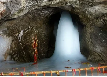 अमरनाथ गुफा में शिवलिंग 90% गायब,  सिर्फ एक फीट ही बची है अब ऊंचाई, 3 दिन में पहुंचे रिकॉर्ड श्रद्धालु