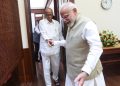 पीएम मोदी का हाथ थामे दिखे शरद पवार, सुप्रिया सुले भी थी साथ, अचानक हुई मुलाकात के बाद तेज हुई सियासी हलचल