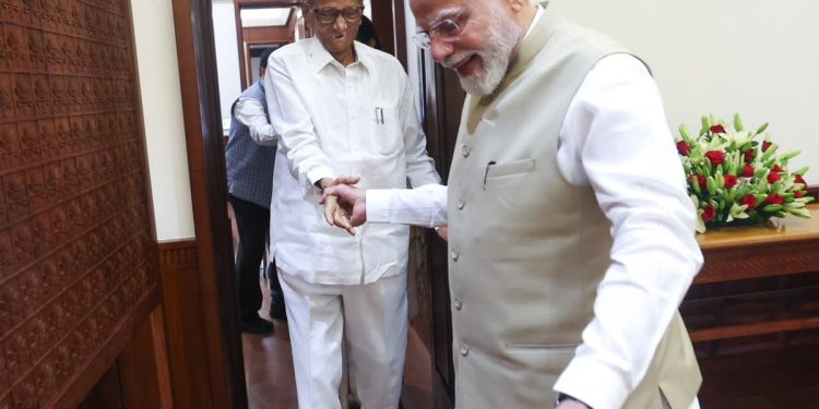 पीएम मोदी का हाथ थामे दिखे शरद पवार, सुप्रिया सुले भी थी साथ, अचानक हुई मुलाकात के बाद तेज हुई सियासी हलचल