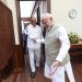 पीएम मोदी का हाथ थामे दिखे शरद पवार, सुप्रिया सुले भी थी साथ, अचानक हुई मुलाकात के बाद तेज हुई सियासी हलचल