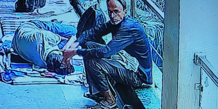 Bhopal Hospital Mobile Theft: चिरायु अस्पताल के ICU के बाहर सो रही युवती का मोबाइल चोरी, लड़की की जेब से मोबाइल निकालते CCTV में कैद हुआ बुजुर्ग; फोन लौटाने के बदले मांगे 5 हजार