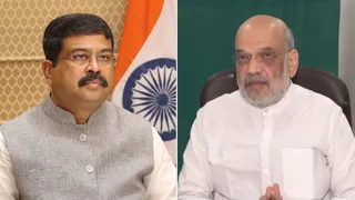 कांग्रेस प्रोटेस्ट के बीच गृहमंत्री अमित शाह ने बुलाई हाईलेवल मीटिंग, धर्मेंद्र प्रधान भी मिलने पहुंचे