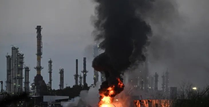 US Iran Conflict: अमेरिका-ईरान के बीच फिर छिड़ गई भीषण जंग! कुवैत से बहरीन तक भारी तबाही, दोबारा जंग शुरू होने के क्या हैं कारण?