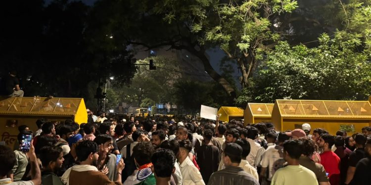 संसद तक पहुंचे कॉकरोच पार्टी के प्रदर्शनकारी, पुलिस ने आंसू गैस छोड़ी, लाठीचार्ज भी किया; दिपके ने अचानक अनशन तोड़ा, जानें ताजा हालात
