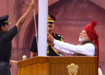 कौन हैं कैप्टन रितिका खरेता? जिन्होंने PM मोदी संग फहराया तिरंगा, जांबाज अफसर के बारे में जानिए