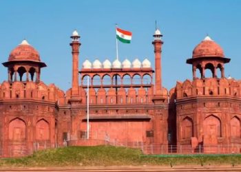 आगरा के लाल किले की जगह दिल्ली के लाल किले पर ही क्यों फहराया जाता है तिरंगा, वजह जान चौंक जाएंगे