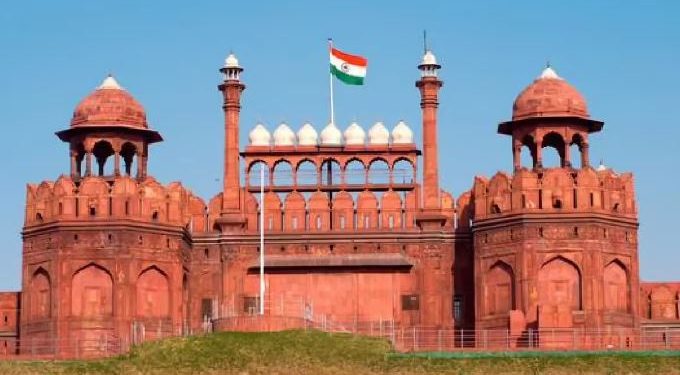 आगरा के लाल किले की जगह दिल्ली के लाल किले पर ही क्यों फहराया जाता है तिरंगा, वजह जान चौंक जाएंगे