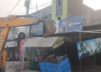 सावन में हाईवे पर बिक रही थी ‘चिकन बिरयानी’, योगी बाबा की पुलिस ने चलाया बुलडोजर… दुकानदार गिरफ्तार